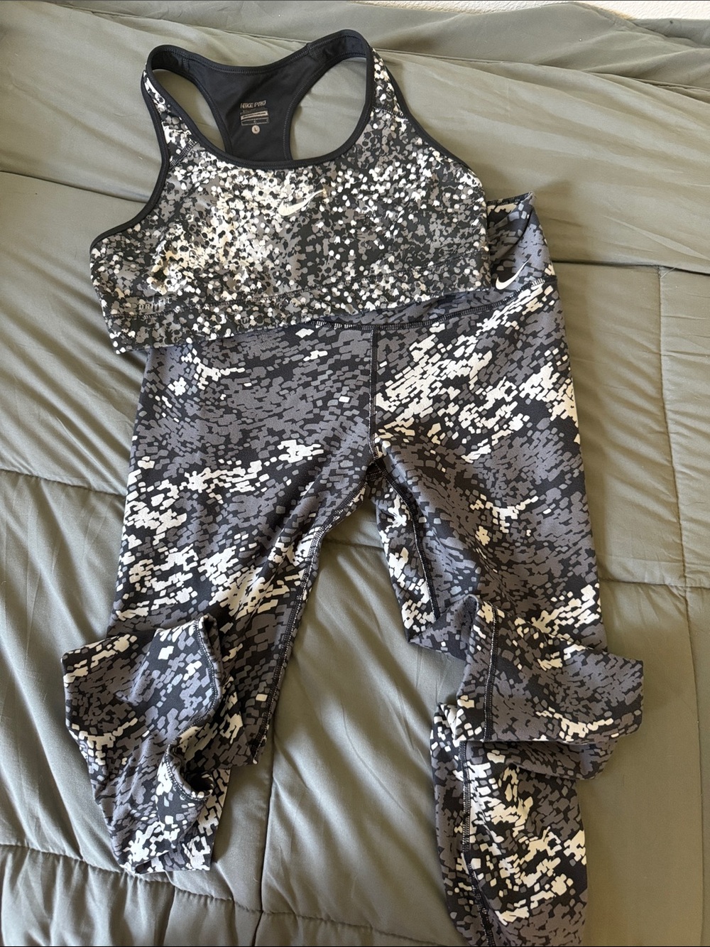 Nike Black & White Printed Sports Bra and Leggings Set - Bra, L Pants, M